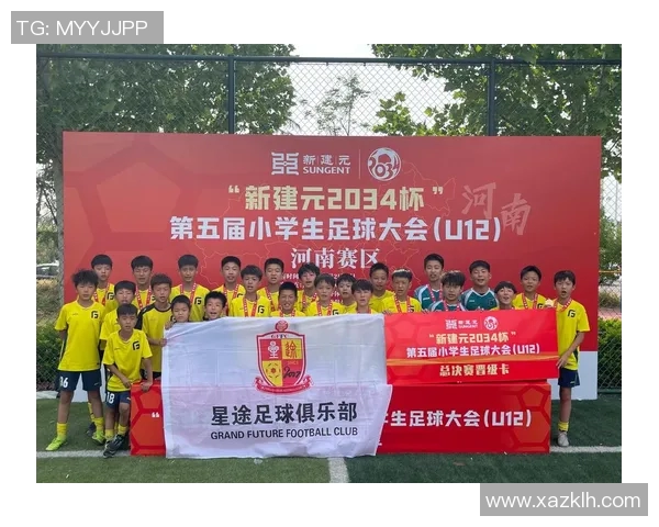 小学生足球比赛精彩纷呈赛场上小小球员展现团结拼搏精神